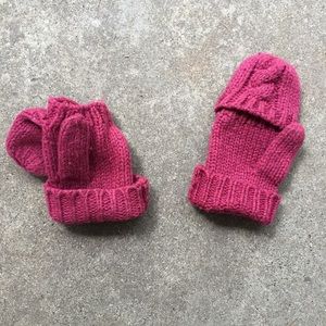 Knitted winter gloves